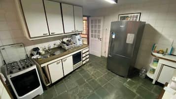 Microwave, cookware/dishes/utensils