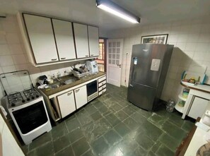 Microwave, cookware/dishes/utensils