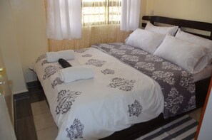 1 habitación, tabla de planchar con plancha, wifi y ropa de cama 