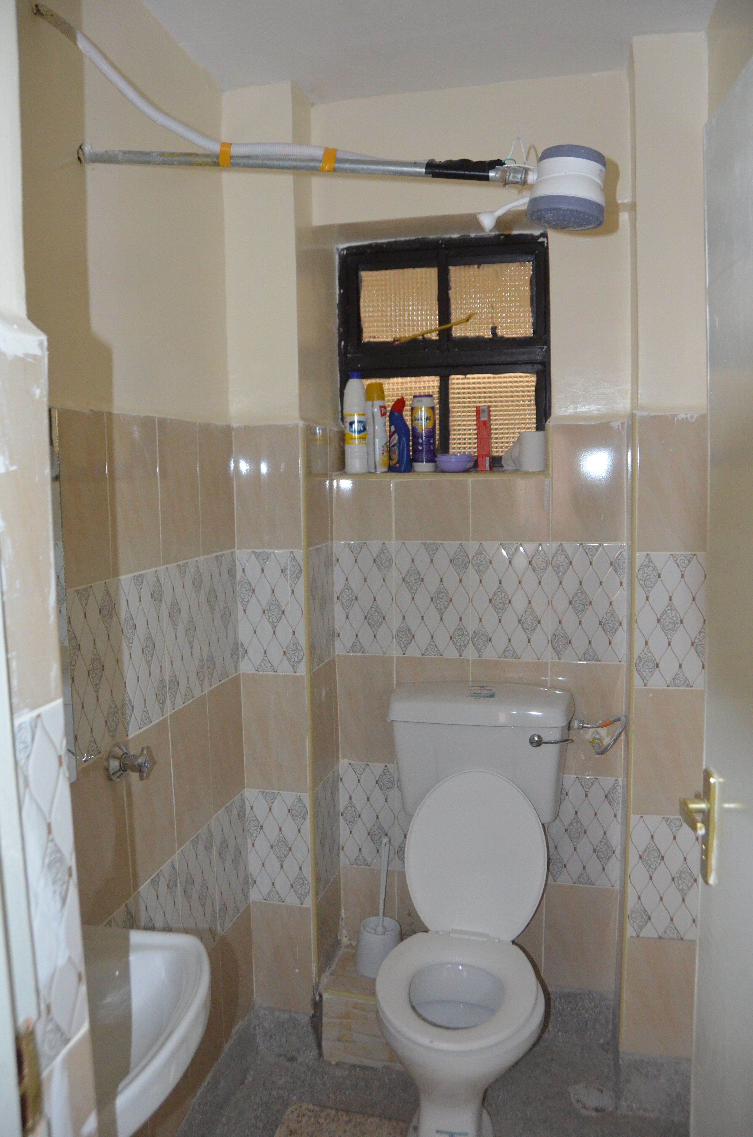 Secadora de cabello, toallas, jabón, papel de baño 