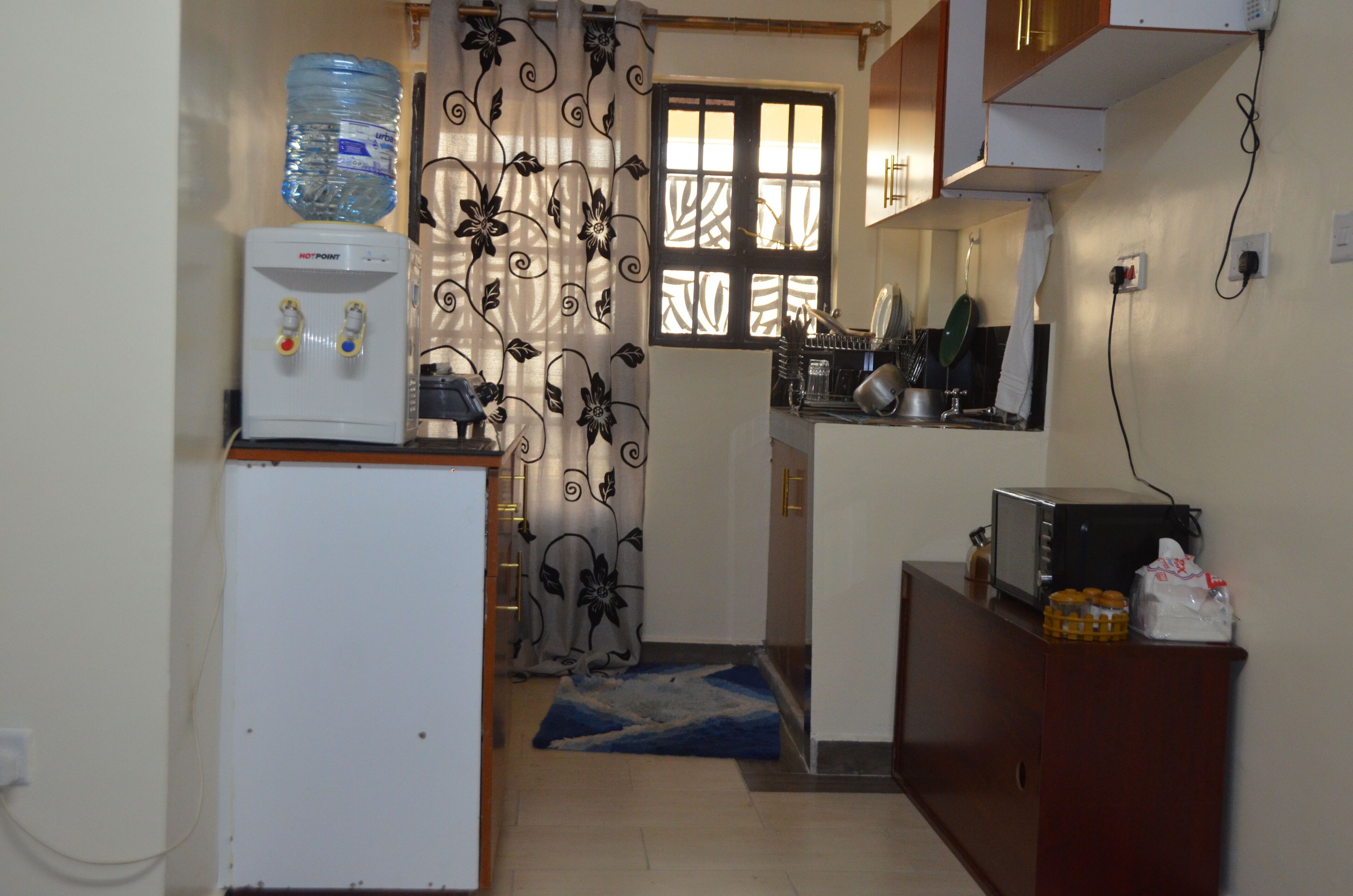 冷蔵庫、電子レンジ、電気ポット、調理器具と食器