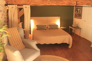 6 bedrooms, iron/ironing board, travel cot, free WiFi