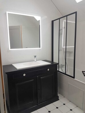 Bathtub, hair dryer - Le Val Ory (IFFENDIC)