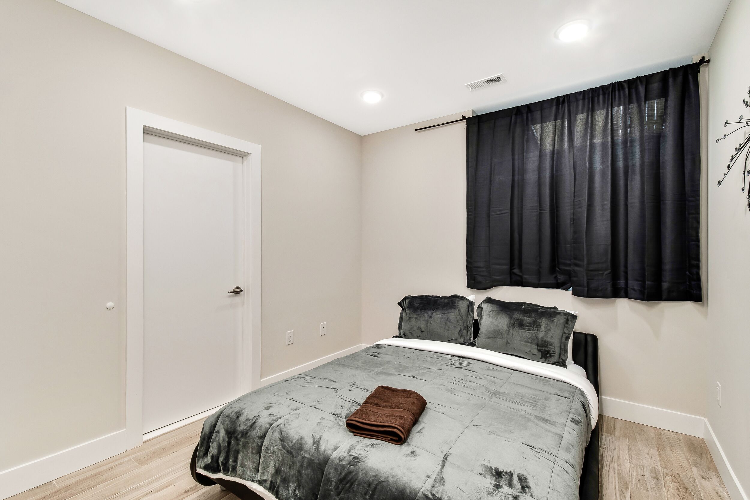 Ultra Modern Triple Master Suite Home-Hip Location