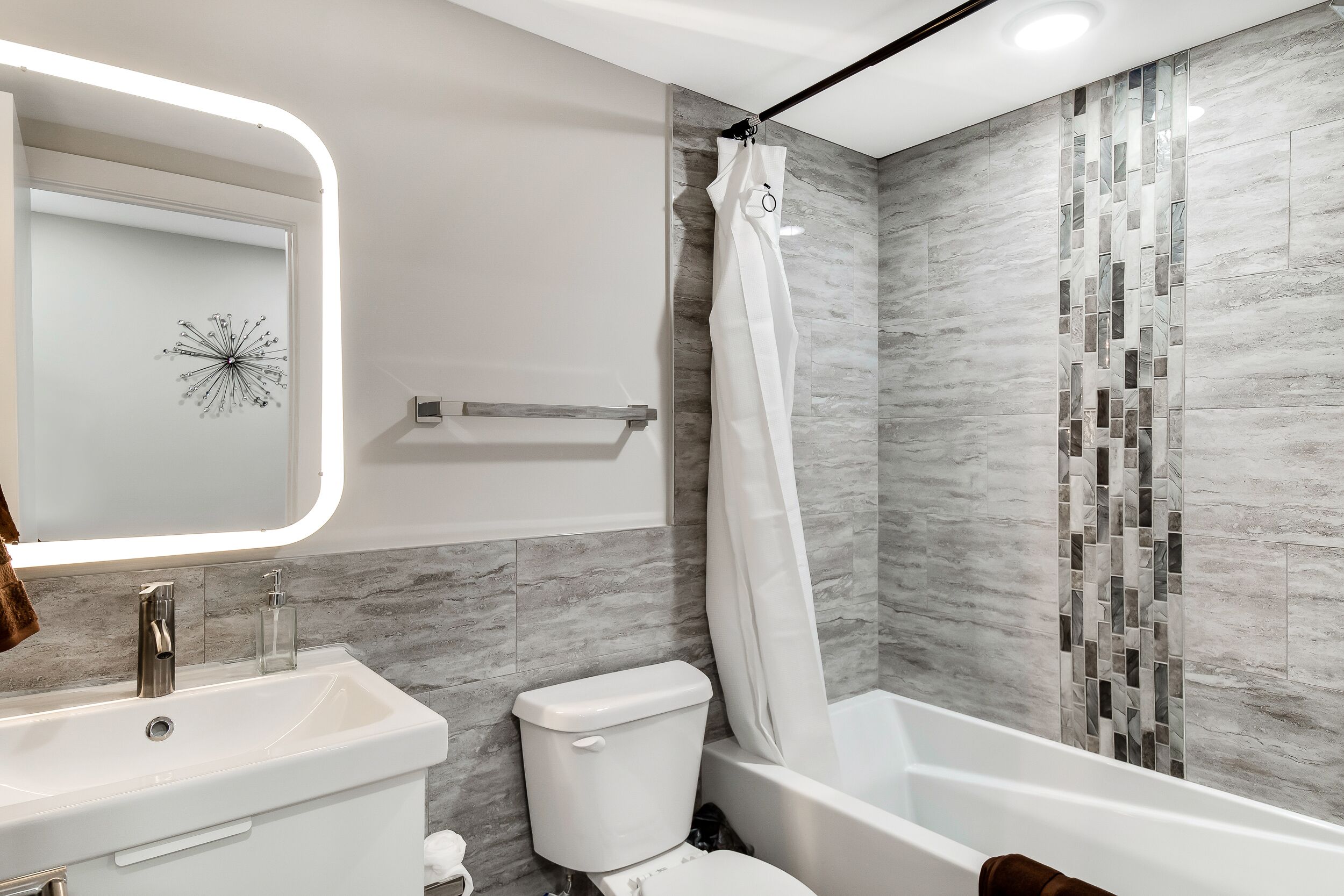 Ultra Modern Triple Master Suite Home-Hip Location