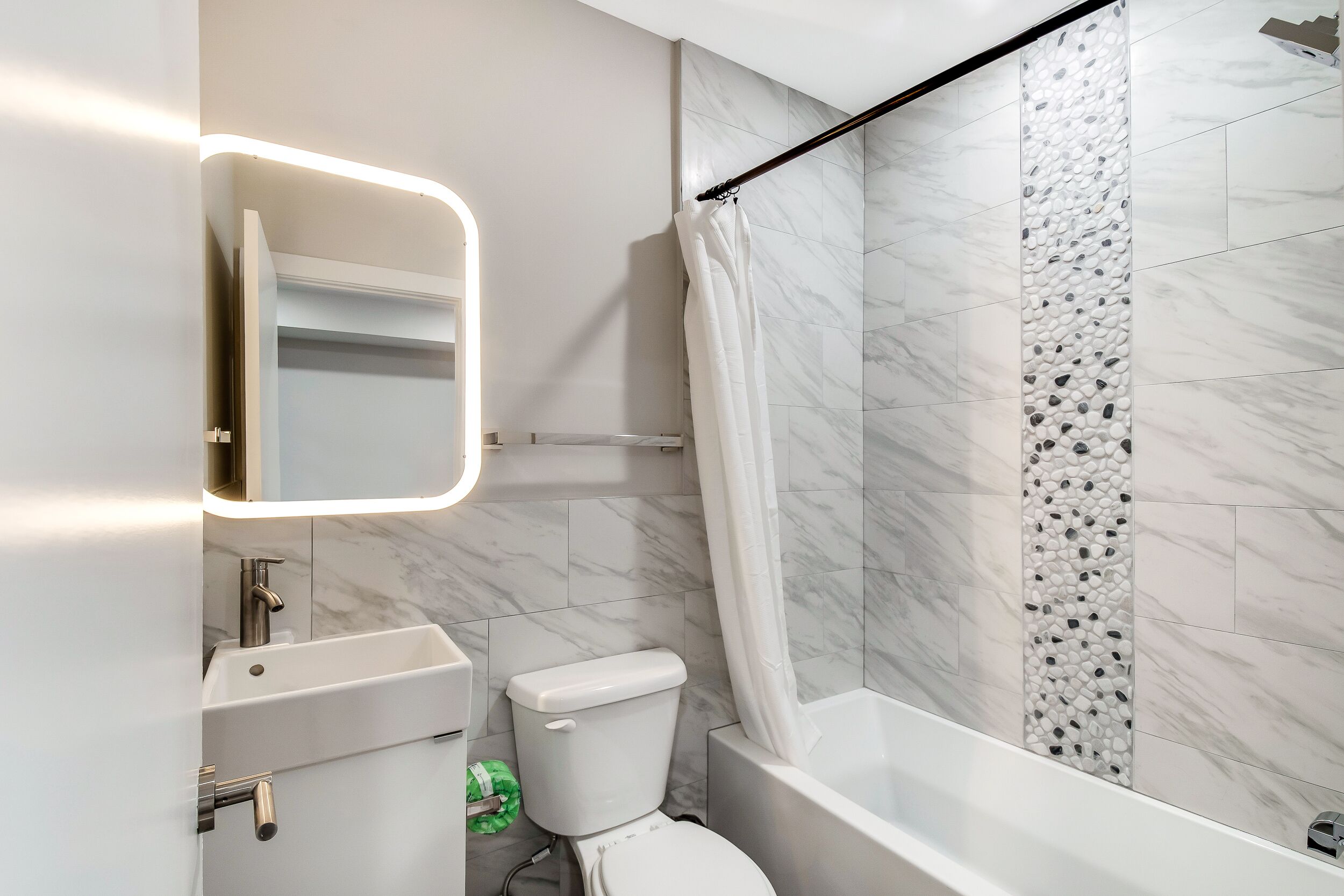 Ultra Modern Triple Master Suite Home-Hip Location