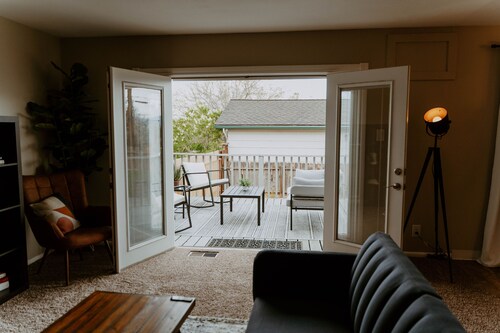 Stylish Home Great for Families & Large Groups! No cleaning required @ checkout!