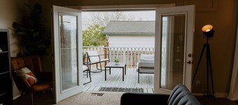 Stylish Home Great for Families & Large Groups! No cleaning required @ checkout!