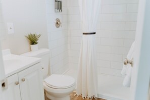 Ensemble douche/baignoire, sèche-cheveux, serviettes fournies