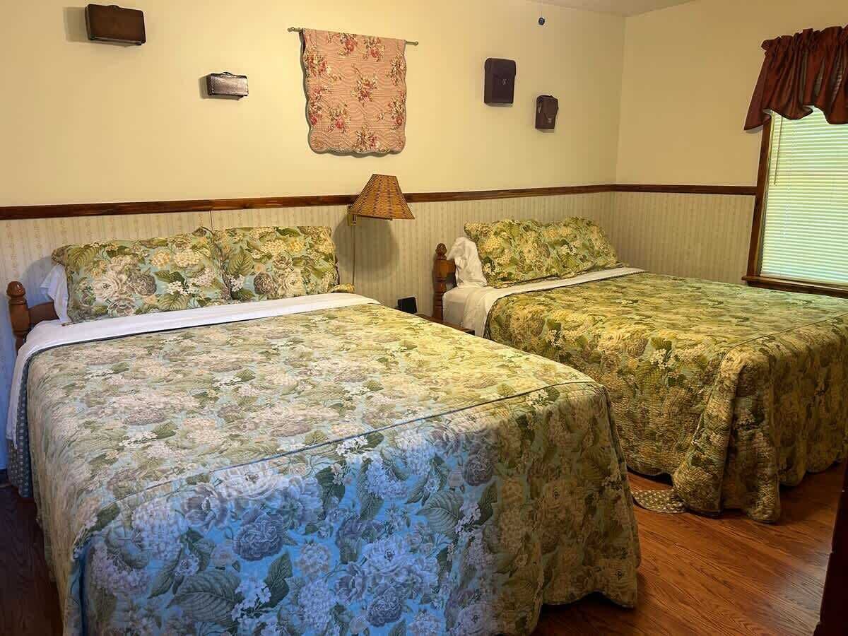 2 bedrooms, travel crib, free WiFi, bed sheets