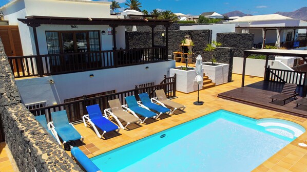 Una piscina al aire libre, una piscina climatizada