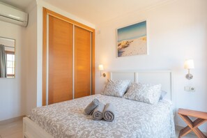 4 bedrooms, iron/ironing board, travel cot, free WiFi - SPACIOUS VILLA WITH POOL AND SEA VIEWS IN VISTA LOBOS (Playa Blanca)