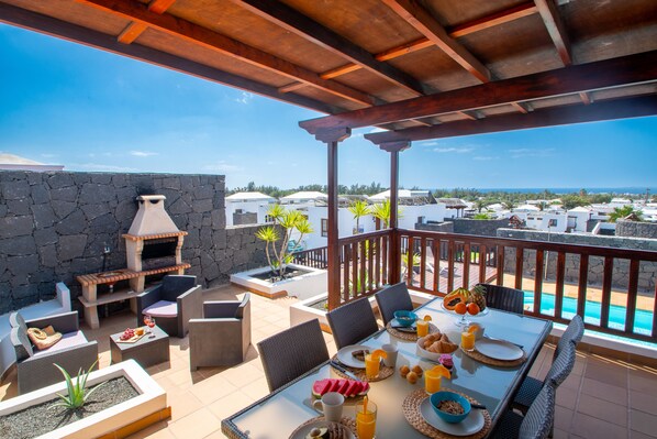 Outdoor dining - SPACIOUS VILLA WITH POOL AND SEA VIEWS IN VISTA LOBOS (Playa Blanca)