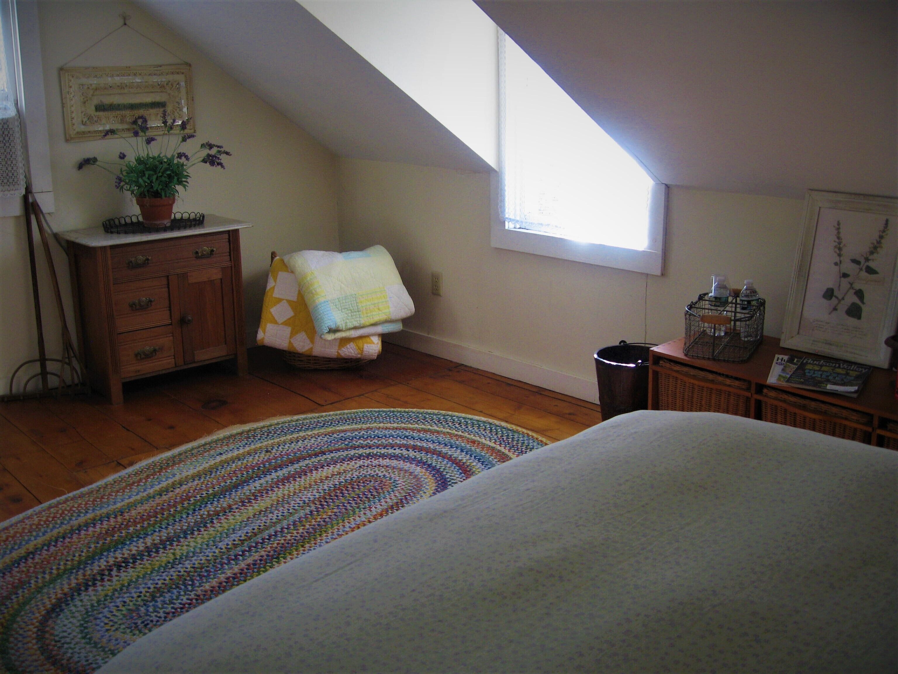 Private bed& bath in 1860s farmhouse located on 7 acre farm. 2 miles to omega