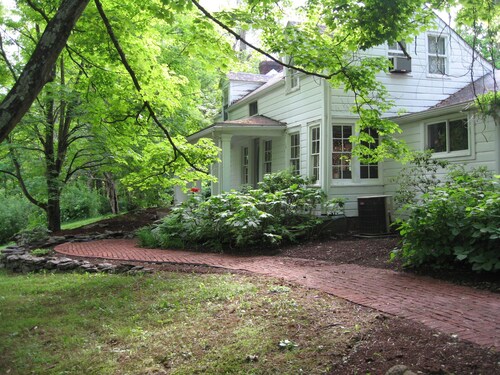 Private bed& bath in 1860s farmhouse, access to total house and patio, porch.