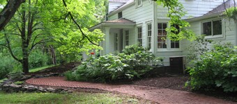 Private bed& bath in 1860s farmhouse, access to total house and patio, porch.