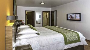 1 habitación, tabla de planchar con plancha y cuna de viaje 