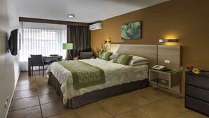1 habitación, tabla de planchar con plancha y cuna de viaje