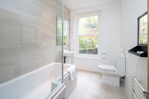 Basic-Apartment, Mehrere Betten | Badezimmer