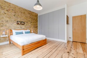 Departamento básico, varias camas | 1 habitación y espacio para trabajar con laptop 