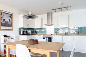 Basic Apartment, Multiple Beds | Private kitchen | Fridge, microwave, oven, stovetop