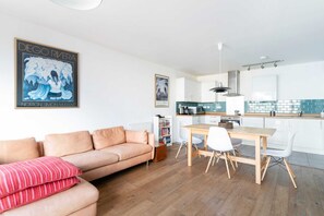 基本公寓, 多張床 | 客廳 | 電視