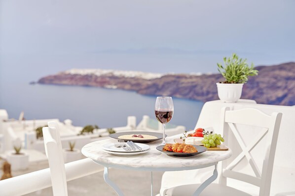 Outdoor dining - Merovigliosso Luxury Apartment Spa Bath Sea and Sunset View (Thira - Santorini)