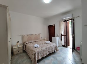 Quarto casal ou duplo tradicional | Ferros/tábuas de passar roupa, roupa de cama