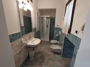 Quarto casal ou duplo tradicional | Banheiro | Bidê, toalhas de banho