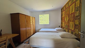 2 bedrooms, iron/ironing board, WiFi