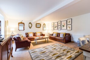 Smart TV, DVD player, foosball, table tennis - Private pool, garden, games room, all on ground floor. Near historic town, shops (Lévignac-de-Guyenne)