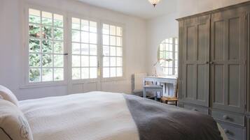 5 عدّة غرف نوم ومكتب ومكواة/لوح كي وسرير سفر