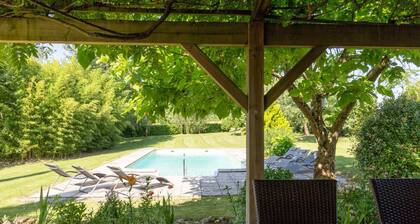 Piscine chauffée. Plain-pied. à proximité des restaurants, villes historiques.