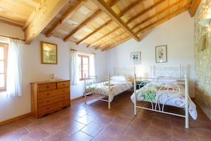 3 habitaciones, tabla de planchar con plancha y cuna de viaje