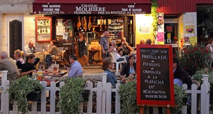 Heated pool, single-storey, rural location. Near restaurants and historic towns