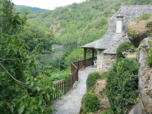 Traditional stone cottage with pool and river frontage