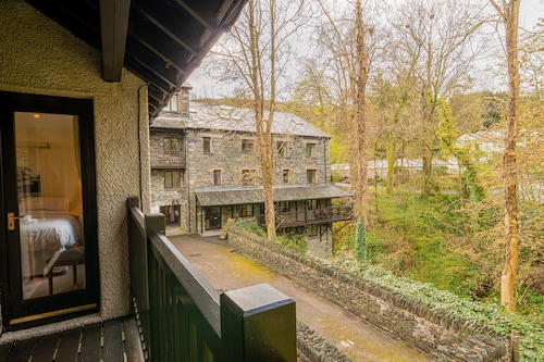 Tree Tops at The Falls - 3-bedroom duplex, stroll into Ambleside