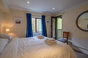 3 bedrooms, travel cot, WiFi, bed sheets