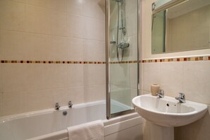 Combined shower/bathtub, towels
