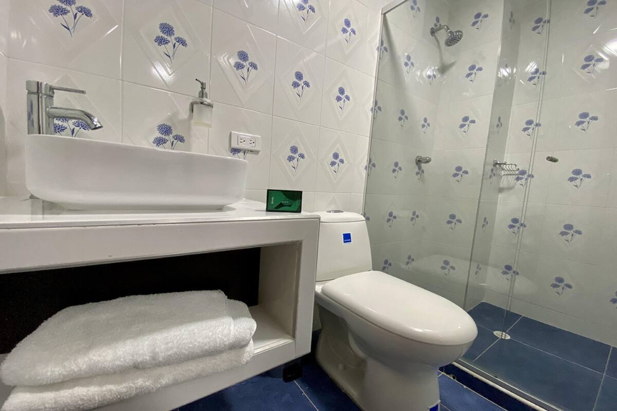 Studio Standar | Kamar mandi | Shower, handuk, sabun, dan sampo