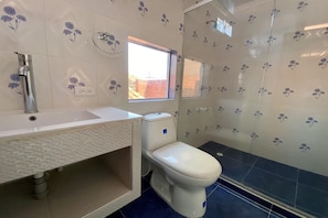 Estudio superior | Baño | Ducha, toallas, jabón y champú