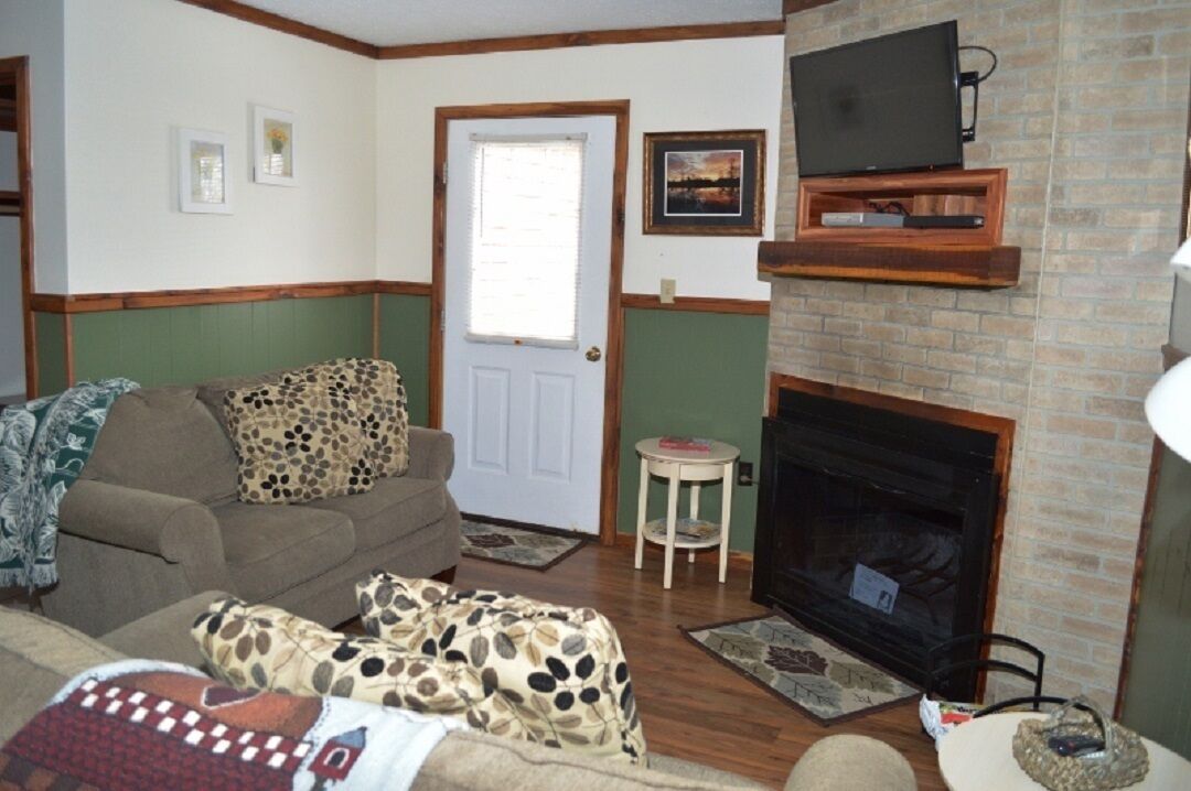 Opimum cabin 12 with Jacuzzi and HOT TUB on Patoka Lake in Southern Indiana