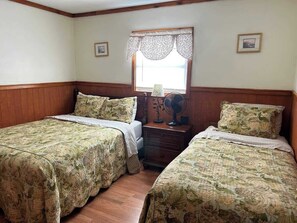 3 quartos, ferros/tábuas de passar roupa, berço de viagem