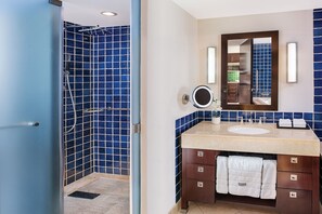 Shower, jetted tub, hair dryer, towels - 2 Bedroom Oceanfront Villa, Top 3 Floors of The Stunning Westin Lagunamar Resort (Cancún)