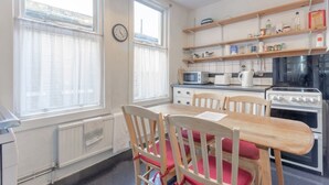 Basic-Haus, Mehrere Betten | Eigene Küche | Kühlschrank, Mikrowelle, Ofen, Herdplatte