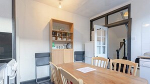 Basic-Haus, Mehrere Betten | Eigene Küche | Kühlschrank, Mikrowelle, Ofen, Herdplatte
