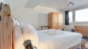 2 bedrooms, laptop workspace, iron/ironing board, WiFi (free)