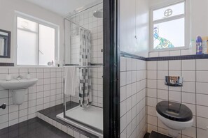 Basic-Haus, Mehrere Betten | Badezimmer | Dusche, Handtücher, Seife, Shampoo