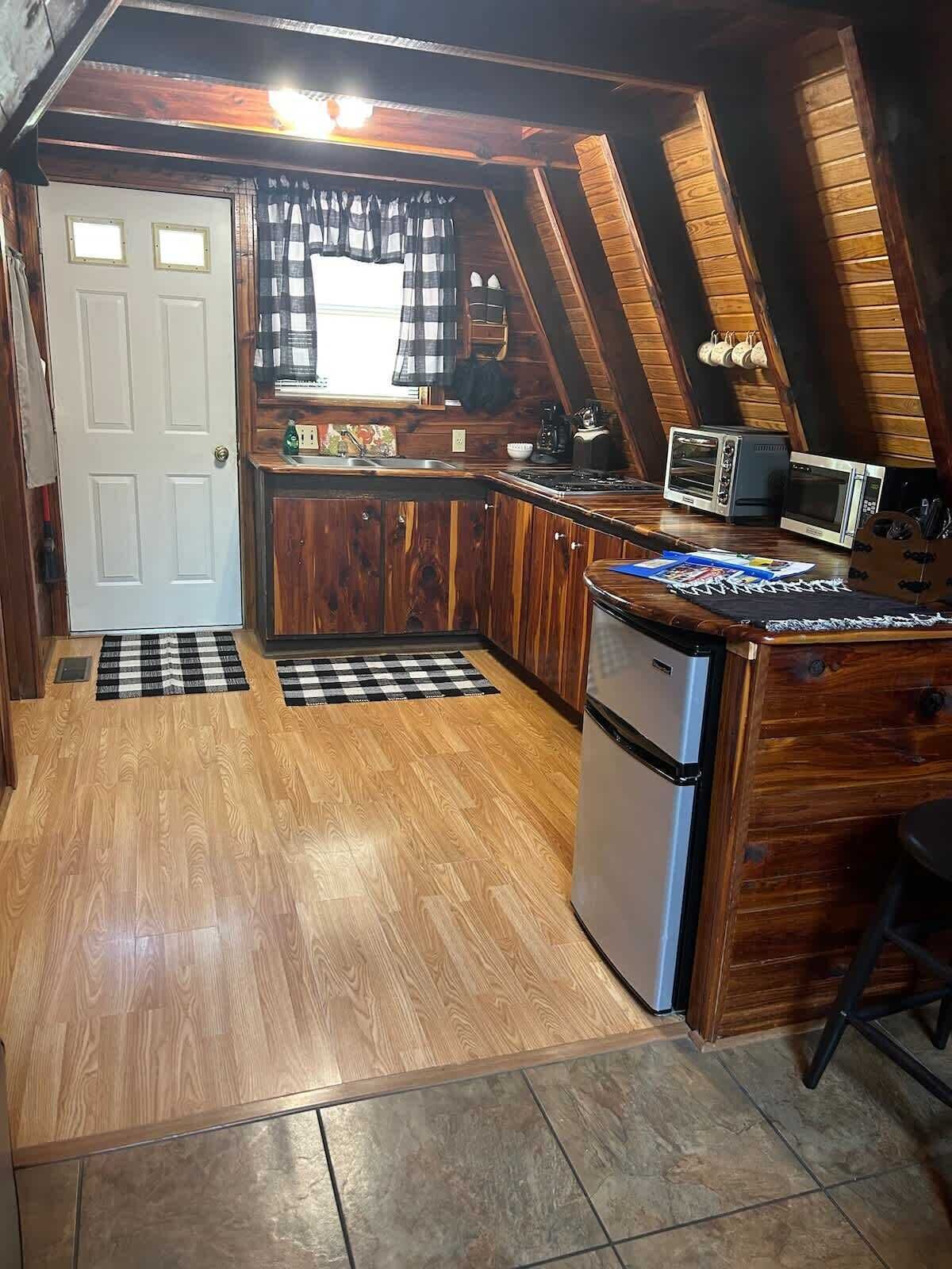 Frigorífico, microondas, placa de cocina y cafetera o tetera