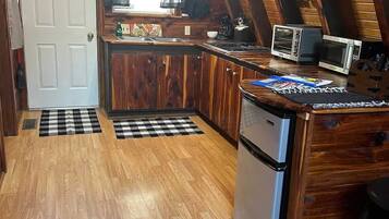 Frigorífico, microondas, placa de cocina y cafetera o tetera